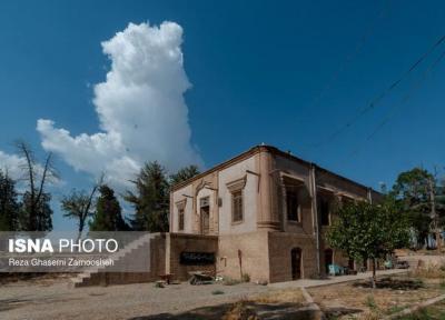 کمال الملک در باغ نشاط