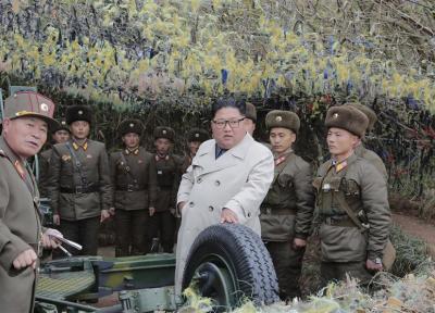 رهبر کره شمالی بر یک مانور توپخانه ای نظارت کرد