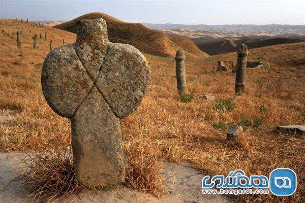 قبرستان پینه شلوار تبریز ، قبرستان تاریخی با سنگ قبرهای افراشته