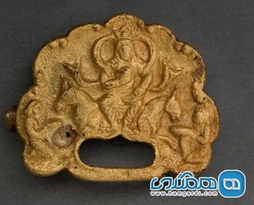 کشف سگکهای طلایی 1500 ساله با نقشی از یک حاکم در قزاقستان
